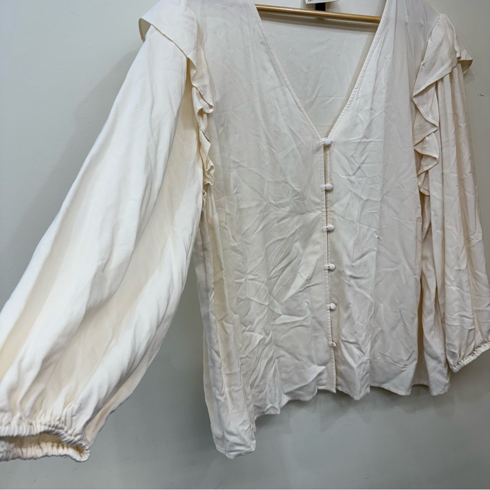 Universal Threads Ruffled V-Neck Button Front Blo… - image 2